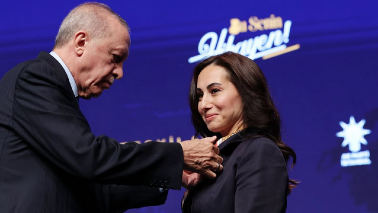 Başkan Erdoğan, kura çekim butonuna Özlem Vural Gürzel’in kızları Azade ve Bade ile bastı