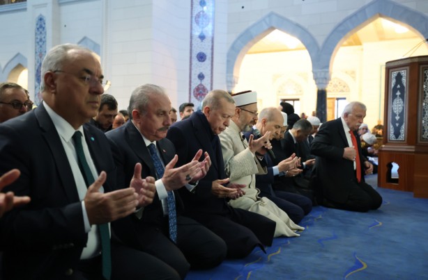 Foto - Başkan Erdoğan 'Rabb'im hayır eylesin' diyerek son çiniyi böyle yerleştirdi! Müthiş kilit taşı görüntüleri