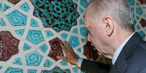 Başkan Erdoğan 'Rabb'im hayır eylesin' diyerek son çiniyi böyle yerleştirdi! Müthiş kilit taşı görüntüleri
