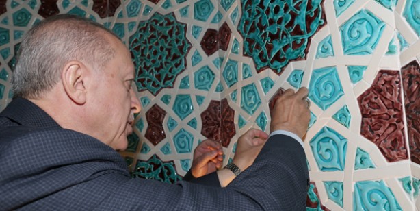 Foto - Başkan Erdoğan 'Rabb'im hayır eylesin' diyerek son çiniyi böyle yerleştirdi! Müthiş kilit taşı görüntüleri