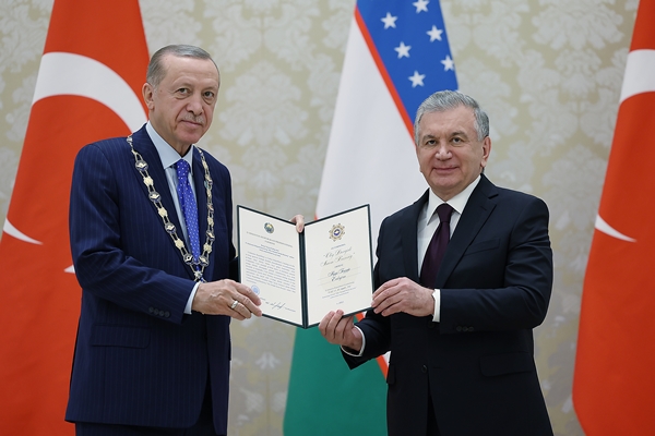 Başkan Erdoğan'a devlet nişanı takdimi