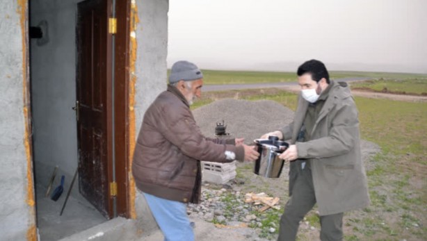 Foto - Başkan Savcı Sayan'dan yalnız yaşayan inşaat bekçisine "ev ve evlendirme" sözü
