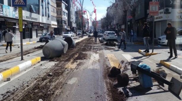 Başkanlığın AK Parti'ye geçtiği Van'da PKK'lılar düğmeye bastı
