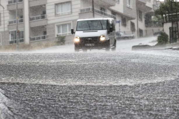 Foto - Başkent Ankara'da caddeleri sel bastı