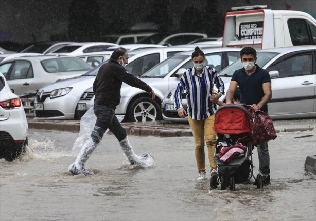Foto - Başkent Ankara'da caddeleri sel bastı