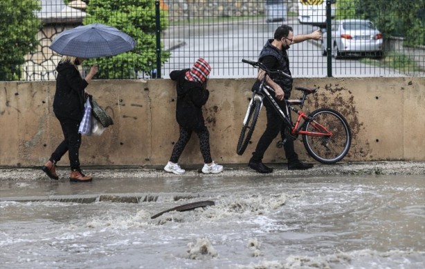 Foto - Başkent Ankara'da caddeleri sel bastı