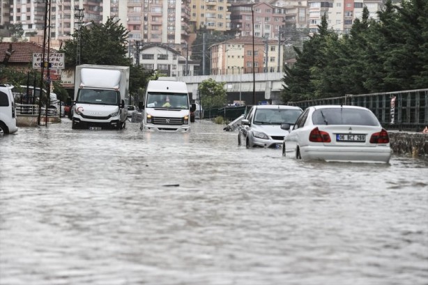 Foto - Başkent Ankara'da caddeleri sel bastı