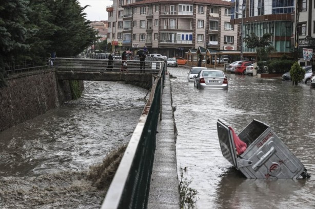 Foto - Başkent Ankara'da caddeleri sel bastı