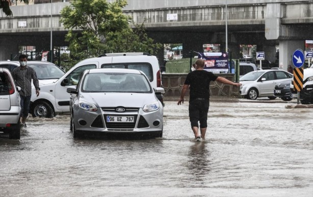 Foto - Başkent Ankara'da caddeleri sel bastı