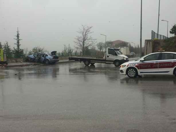 Foto - Başkent'te bayramın son günü feci kaza! Halk otobüsü ile otomobil çarpıştı: 1 ölü