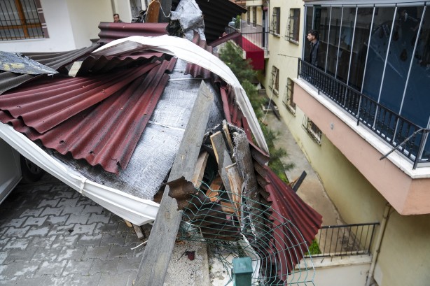 Foto - Başkentte çatılar uçtu: Yaralılar var