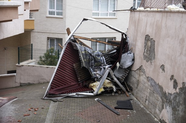 Foto - Başkentte çatılar uçtu: Yaralılar var