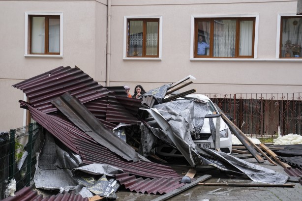 Başkentte çatılar uçtu: Yaralılar var