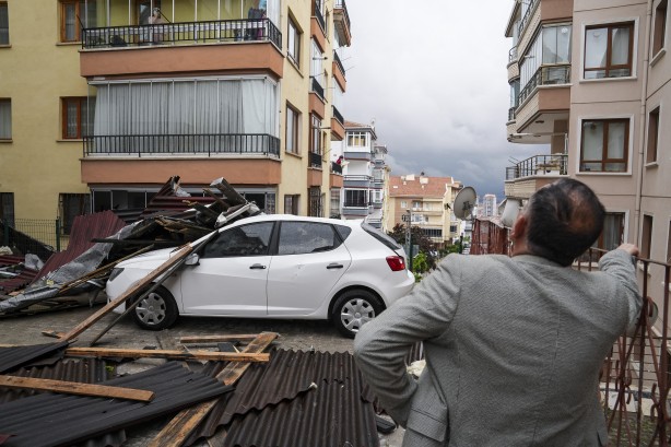 Foto - Başkentte çatılar uçtu: Yaralılar var