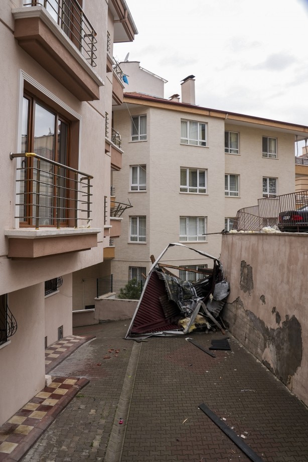 Foto - Başkentte çatılar uçtu: Yaralılar var