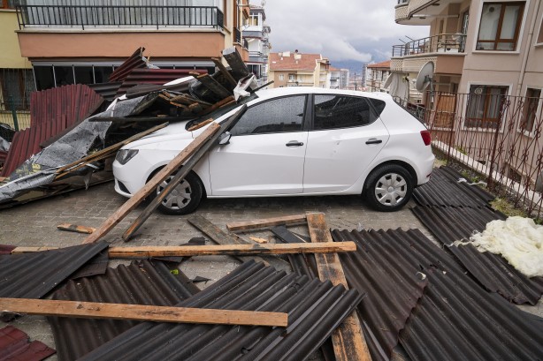 Foto - Başkentte çatılar uçtu: Yaralılar var