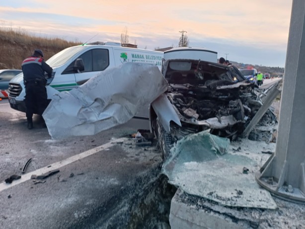 Foto - Başkentte feci kaza! Elektirik direğine çarptı! 