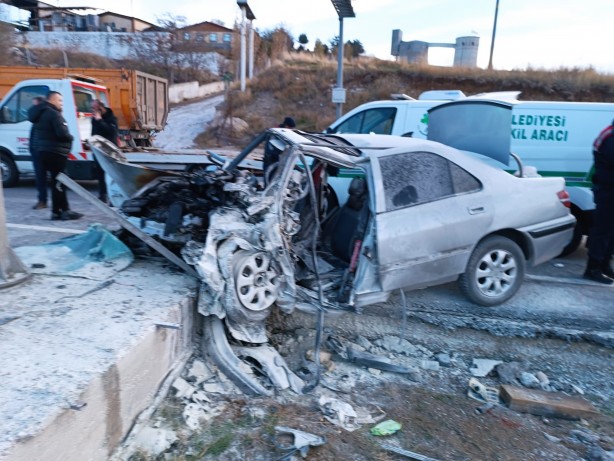 Başkentte feci kaza! Elektirik direğine çarptı! 