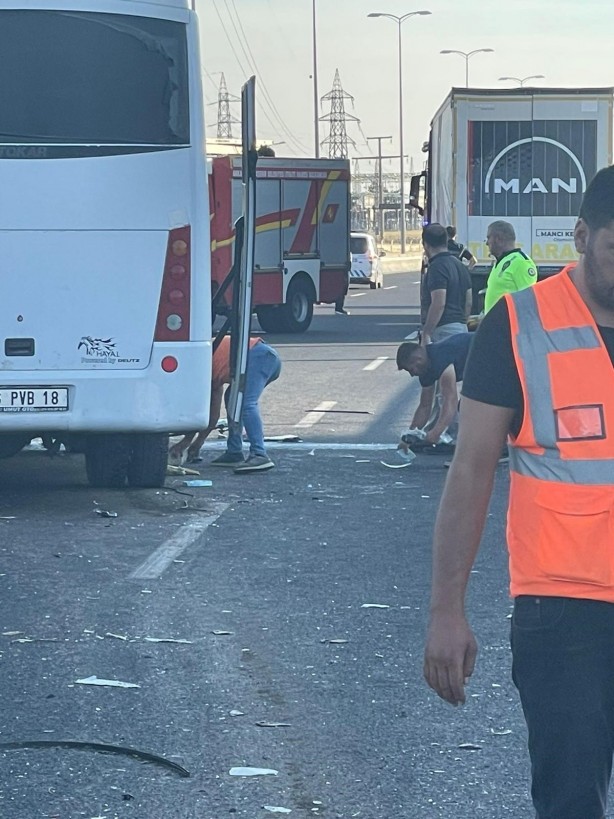 Foto - Başkentte feci kaza! İşçi servisi minibüse ve tıra çarptı: 21 yaralı