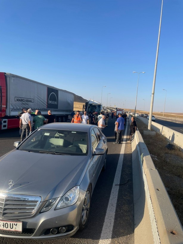 Foto - Başkentte feci kaza! İşçi servisi minibüse ve tıra çarptı: 21 yaralı