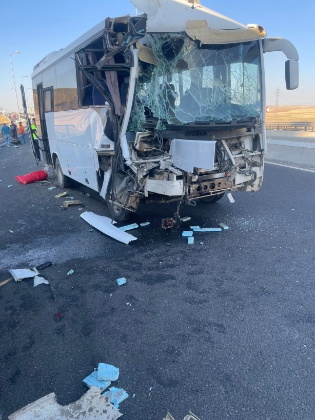 Foto - Başkentte feci kaza! İşçi servisi minibüse ve tıra çarptı: 21 yaralı