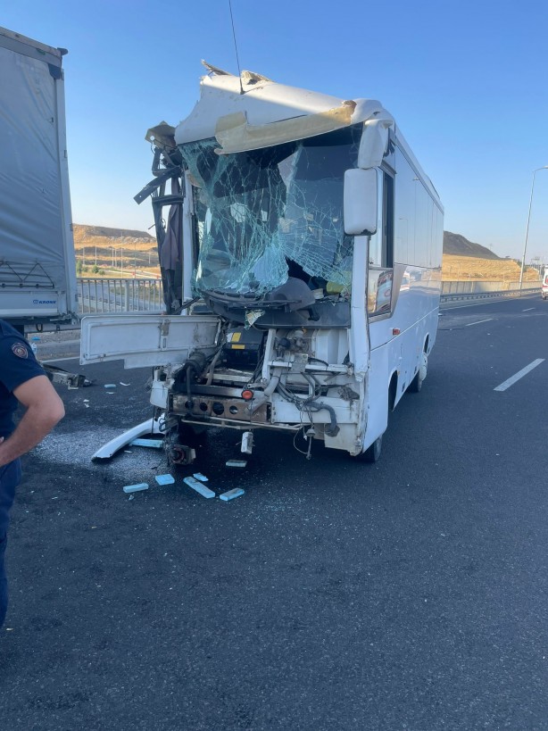 Foto - Başkentte feci kaza! İşçi servisi minibüse ve tıra çarptı: 21 yaralı