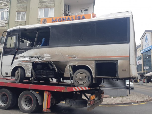 Foto - Başkent'te feci kaza! Otobüs ile minibüs çarptı