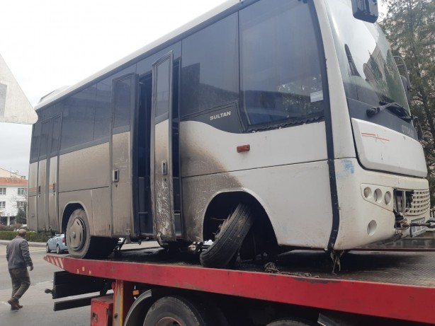 Foto - Başkent'te feci kaza! Otobüs ile minibüs çarptı
