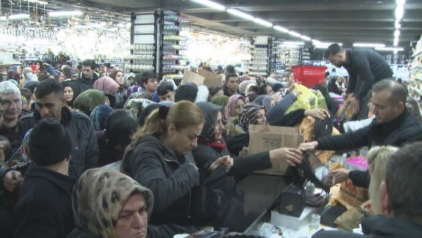 Foto - Başkentte indirim izdihamı