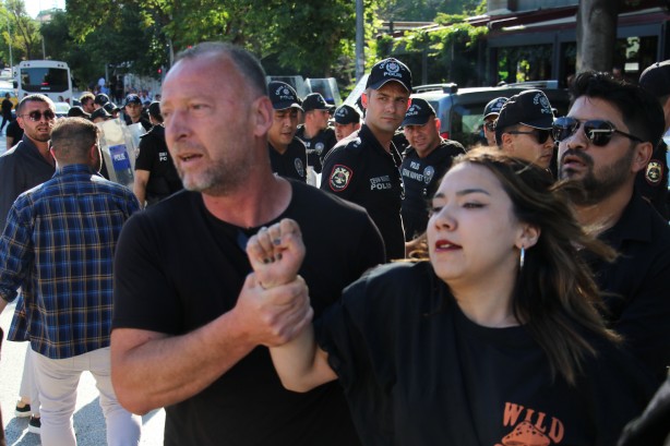 Foto - Başkent'te onursuzların yürüyüşüne polis müdahalesi! Gözaltına alındılar