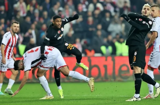 Foto - Baskısına rağmen hakkında şok eden bir iddia: Çok konuşulacak kararı yorumladı: Kriz fışkırmaya devam ediyor…