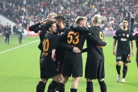 Foto - Baskısına rağmen hakkında şok eden bir iddia: Çok konuşulacak kararı yorumladı: Kriz fışkırmaya devam ediyor…