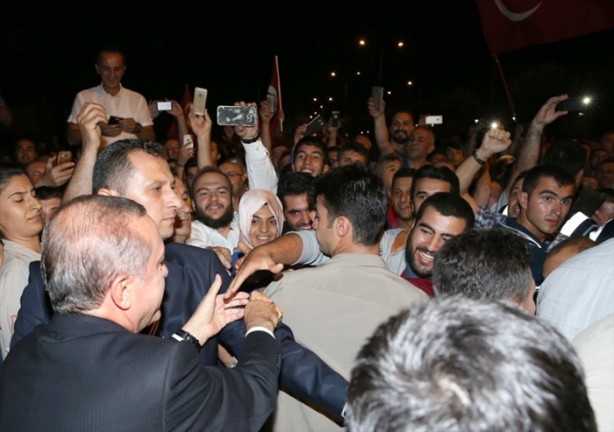 Başkomutan demokrasi nöbetine katıldı