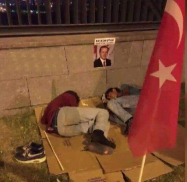 Foto - Başkomutan demokrasi nöbetine katıldı