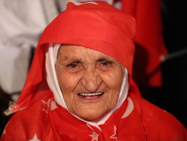 Foto - Başkomutan demokrasi nöbetine katıldı