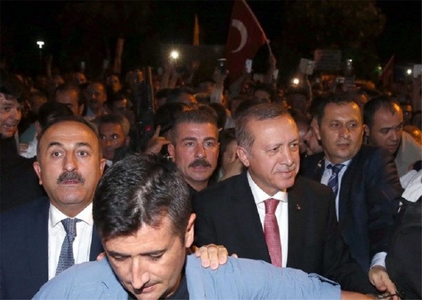 Foto - Başkomutan demokrasi nöbetine katıldı