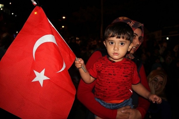 Foto - Başkomutan demokrasi nöbetine katıldı