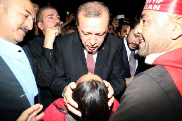Foto - Başkomutan demokrasi nöbetine katıldı