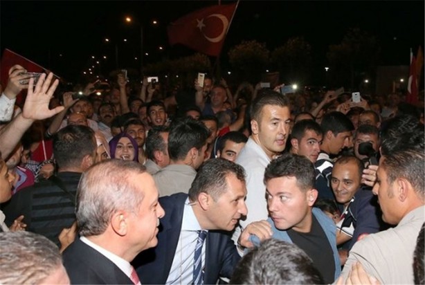 Foto - Başkomutan demokrasi nöbetine katıldı