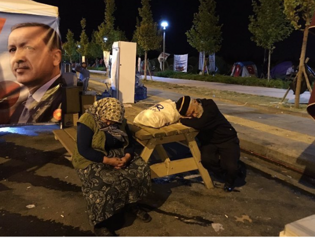 Foto - Başkomutan demokrasi nöbetine katıldı