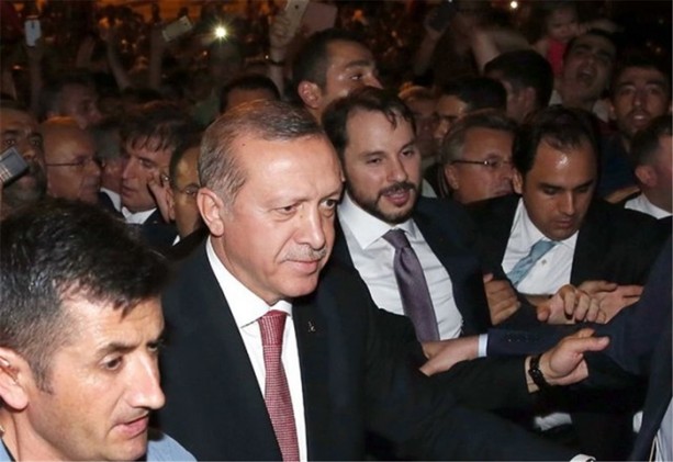 Foto - Başkomutan demokrasi nöbetine katıldı