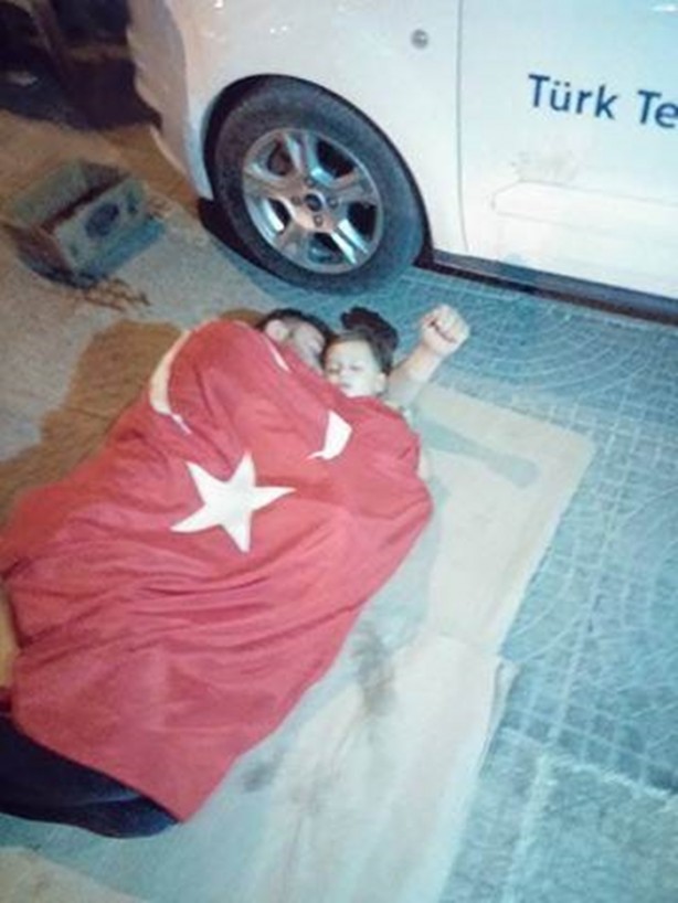 Foto - Başkomutan demokrasi nöbetine katıldı