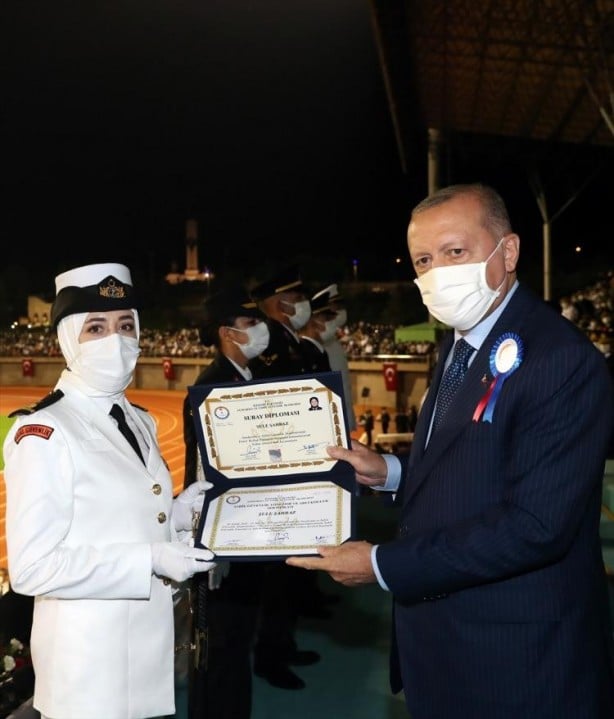 Foto - Başörtülü subay diplomasını Erdoğan'ın elinden aldı