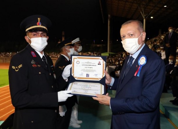 Foto - Başörtülü subay diplomasını Erdoğan'ın elinden aldı