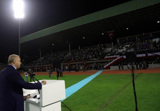 Başörtülü subay diplomasını Erdoğan'ın elinden aldı
