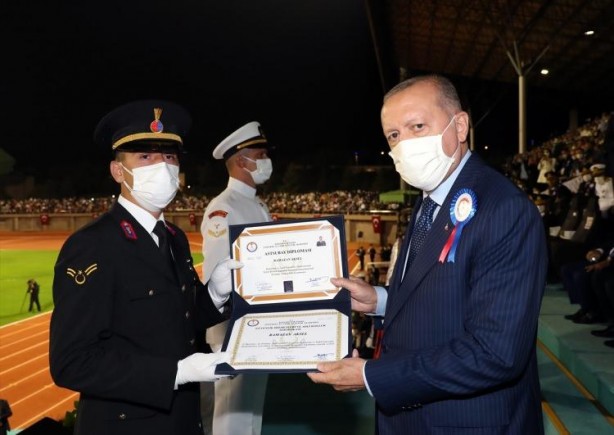 Foto - Başörtülü subay diplomasını Erdoğan'ın elinden aldı