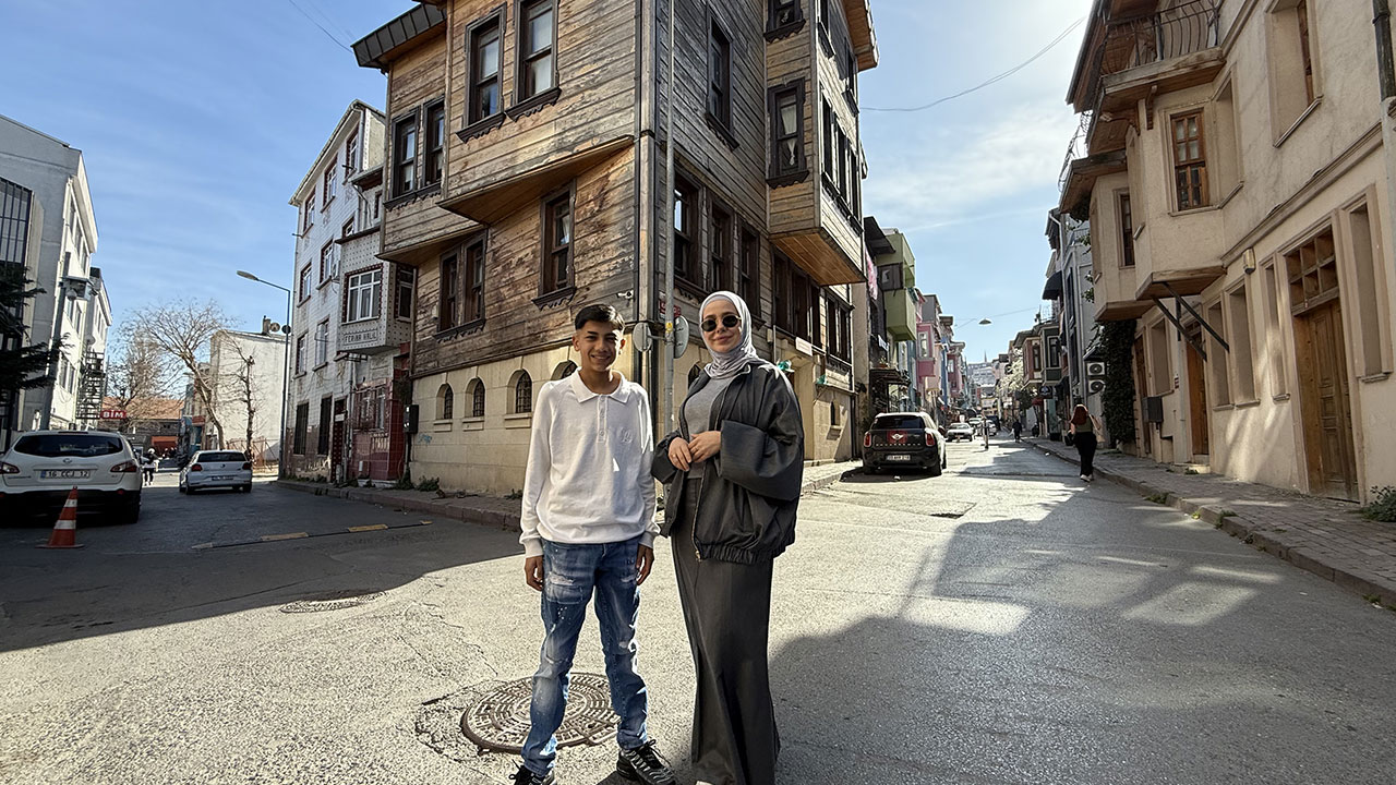 Foto - Başrolde bir çocuk ve turist var: Çukur semtinde milyonların kalbine dokunan olay
