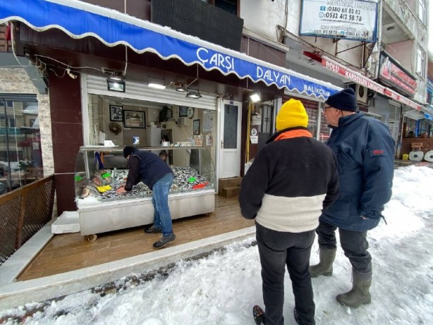 Foto - Batı Karadeniz'de karla lezzetlenen hamsi tezgahların gözdesi oldu