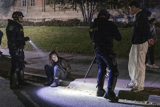 Foto - Batı yine sınıfta kaldı! Katil İsrail karşıtı öğrencilere cop, gaz, kelepçe