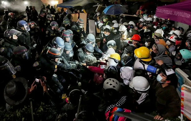 Foto - Batı yine sınıfta kaldı! Katil İsrail karşıtı öğrencilere cop, gaz, kelepçe